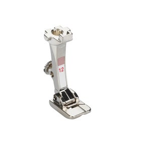 Może przedstawiać: Srebrna stopka do maszyny do szycia z nadrukowaną liczbą "12".