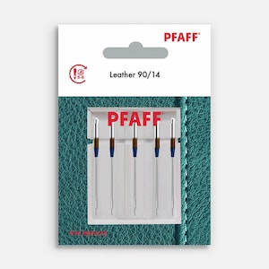 Puede incluir: Un paquete de cinco agujas de coser plateadas para cuero, etiquetado "PFAFF Leather 90/14". Las agujas están en una caja de plástico transparente con un acento de color azul y marrón. El paquete está sobre un fondo de cuero turquesa.