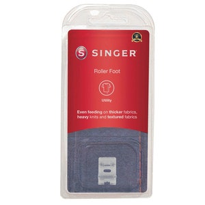 Könnte beinhalten: Eine transparente Plastikverpackung mit einem Singer-Rollfuß für Nähmaschinen. Die Verpackung ist rot und weiß und trägt den Text "Roller Foot" und "Utility". Die Verpackung enthält auch ein Bild eines T-Shirts.