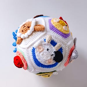 Virkmönster med djurbollar – PDF-nedladdning – Mönster för sensoriska amigurumi-leksaker för bebisar och småbarn