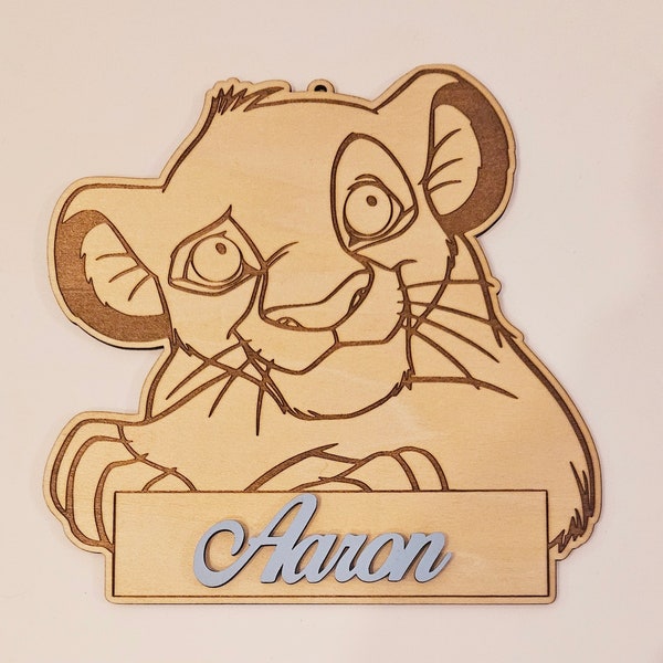 Le Roi Lion, Simba avec prénom personnalisé en bois vernis, cadeau anniversaire, baptême, naissance, pour elle, enfant, bébé, fille, garçon.