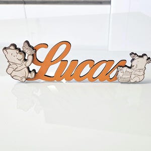 Placa de puerta de Winnie the Pooh con nombre de bebé personalizado en madera barnizada, decoración de pared de the pooh. Letra de nombre de madera para dormitorio infantil.