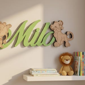 Personalisiertes Türschild mit dem Namen des Baby-Simba-Löwen aus lackiertem Holz, Dekoration im König-der-Löwen-Stil. Holzbuchstabe mit Namen für das Kinderzimmer.