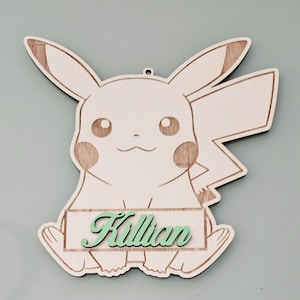 Placa de puerta personalizada con nombre de bebé Pokemon Pikachu en madera barnizada, decoración de pared. Letra de madera con el nombre para la habitación de los niños.