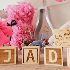 Cubo de bebé personalizado bloques de nombre de madera letras del alfabeto de juguete de madera Simba, decoración de la habitación del niño accesorios del cubo de la ducha del bebé