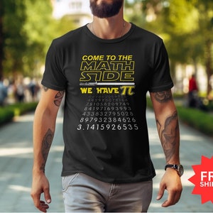 Könnte beinhalten: Schwarzes T-Shirt mit gelbem Text, der "Come to the Math Side We Have Pi" lautet und die ersten 15 Stellen von Pi enthält.