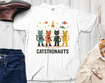 レトロ スペース キャットストロノーツ Tシャツ カラフルな宇宙飛行士猫グラフィックTシャツ 猫好きの方へのギフト おもしろ宇宙シャツ ユニセックス オタクアパレル