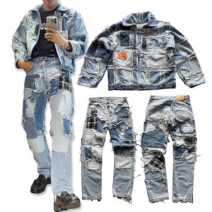 Könnte beinhalten: Ein Set aus drei Kleidungsstücken aus Denim, bestehend aus einer Jacke, einer Hose und einer Jeans. Die Jacke und die Hose sind aus Patchwork-Denim in verschiedenen Blautönen gefertigt und haben einen Used-Look. Die Jeans ist in einem helleren Blauton gehalten und hat einen traditionelleren Stil.