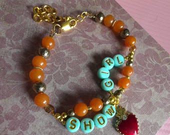 Pulseira da Amizade "A Vida de uma Showgirl": Pedras Preciosas, Berloques e Inspiração em Taylor Eras