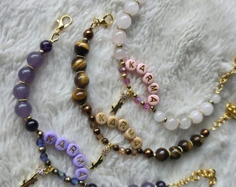 Pulsera con dije de gato Karma: joyería de amistad con piedras preciosas, inspirada en Taylor.
