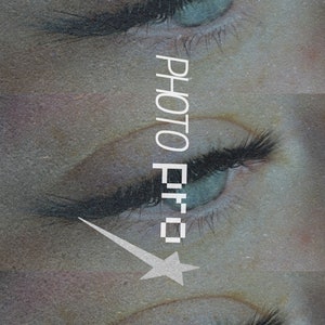 Könnte beinhalten: Nahaufnahme von drei Augen mit dickem schwarzem Eyeliner. Die Augen sind blau und haben lange Wimpern. Das Wort "PHOTO FX" ist vertikal in weißer Schrift geschrieben.