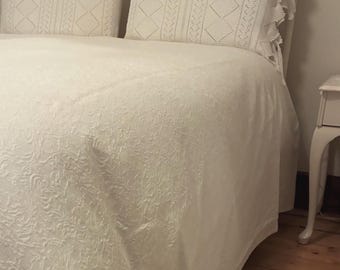Vintage Sheridan White Double Queen Bed Bedspread Coverlet Heavy Lined Floral Matelasse Embossed Design