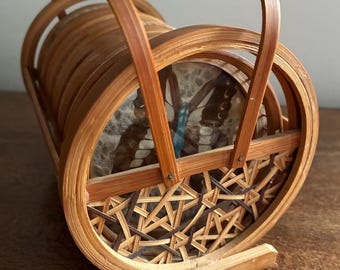 Posavasos vintage de mariposas prensadas y conservadas en un estuche de ratán de bambú (juego de seis)