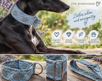 Könnte beinhalten: Ein hellblaues Martingale-Halsband mit dunkelgrauem Paisley-Muster, silberfarbenen Metallbeschlägen und einem breiten Stoffband. Das Halsband ist an einem schwarzen Hund sowie in drei Nahaufnahmen auf einer Holzoberfläche zu sehen.