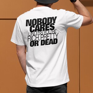Niemand geeft erom grappig citaat wit zwaar katoenen T-shirt