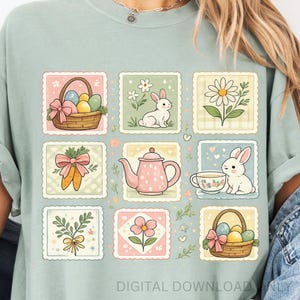 Pode incluir: Uma camiseta verde claro com uma grade de ilustrações com tema de Páscoa. Os desenhos incluem cestas de Páscoa, coelhos, flores, uma chaleira e uma xícara de chá. As palavras "DIGITAL DOWNLOAD" são impressas na parte inferior da camiseta.