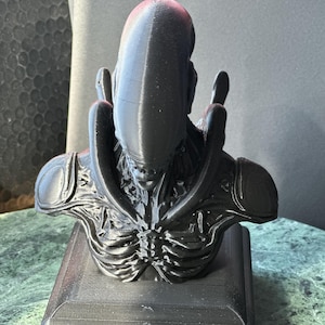 Alien Xenomorph Bust – Sci-Fi Horror Decor,  Giger-Inspired Sculpture - Movie Collectible - Gift for Sci-Fi and Fantasy Fans.