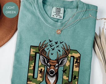カモ・ダッド ハンティングシーズンTシャツ – 鹿の頭の迷彩柄、素朴な野生動物のシャツ