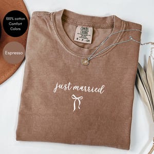 Just Married Shirt with Bow | Coquette Aesthetic Bride Tee | Comfort Colors Honeymoon Shirt | Cute Newlywed Shirt | Wedding Gift Tee