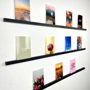 Étagère murale pour photos, cartes postales et œuvres d'art, personnalisable dans la couleur de votre choix, durable grâce à l'impression 3D.