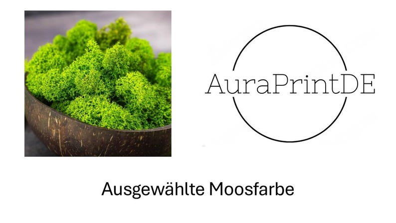 Pu&ograve; includere: Primo piano di muschio verde brillante in una ciotola marrone scuro strutturata. Il muschio &egrave; denso e dall'aspetto naturale. L'immagine include anche il testo "Ausgew&auml;hlte Moosfarbe" e il logo AuraPrintDE.