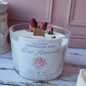 Handmade scented candle with dried flowers, old rose floral fragrance