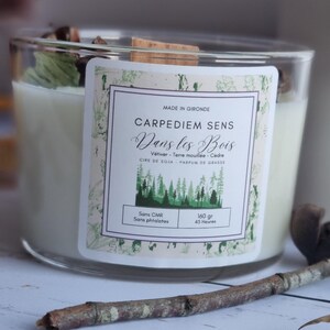 Pu&ograve; includere: Una candela bianca di cera di soia in un barattolo di vetro trasparente con un coperchio di legno. L'etichetta recita "Carpediem Sens Dans les Bois" e elenca il profumo come "Vetiver - Terre mouill&eacute;e - C&egrave;dre". La candela pesa 160 grammi e ha un tempo di combustione di 45 ore. &Egrave; realizzata in Gironde, Francia ed &egrave; priva di CMR e ftalati.