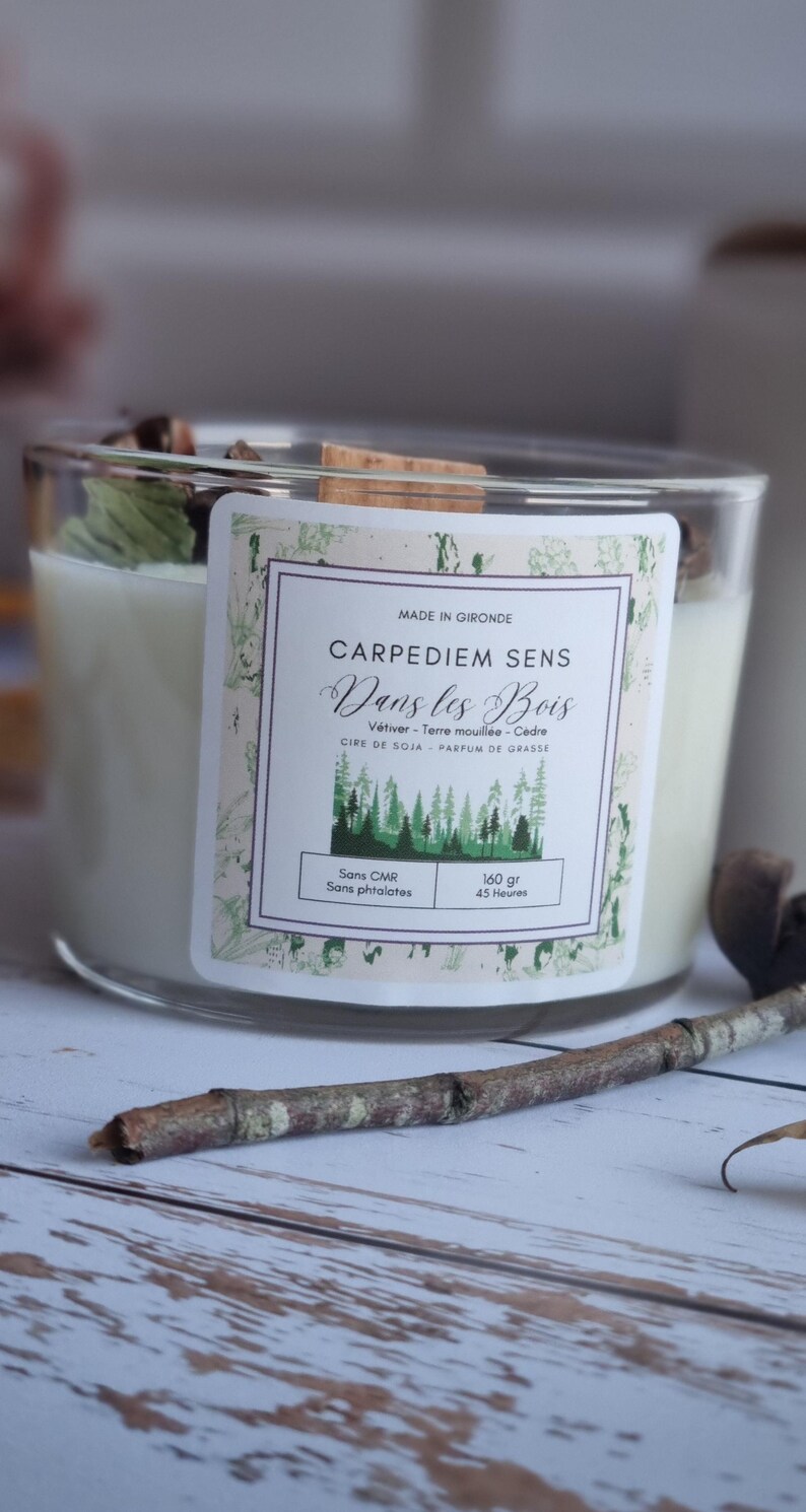 Pu&ograve; includere: Una candela bianca di cera di soia in un barattolo di vetro trasparente con un coperchio di legno. L'etichetta recita "Carpediem Sens Dans les Bois" e elenca il profumo come "Vetiver - Terre mouill&eacute;e - C&egrave;dre". La candela pesa 160 grammi e ha un tempo di combustione di 45 ore. &Egrave; realizzata in Gironde, Francia ed &egrave; priva di CMR e ftalati.