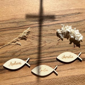 Tischkarte für Taufe, Kommunion, Firmung & Konfirmation | Platzkarten aus Holz | Dekoration | personalisiert | Fischform | Namenskarte Holz