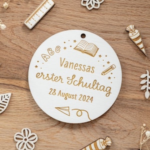 Meilensteinkarte "Erster Schultag" | Runde Meilensteinkarte Holz | Namen und Datum | Geschenk Einschulung | personalisiert | Erster Schultag