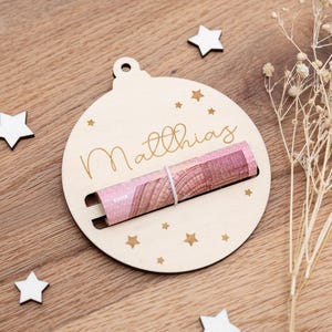 Personalisiertes Geldgeschenk Anhänger zu Weihnachten aus Holz, Weihnachtskugelform | Weihnachtsdorf | Geldgeschenk | Geschenkverpackung