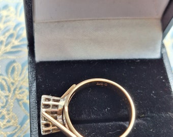 Anello di fidanzamento vintage in oro 9 carati e diamanti.