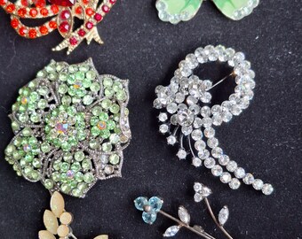 selectie vintage broches, verschillende kleuren en stijlen