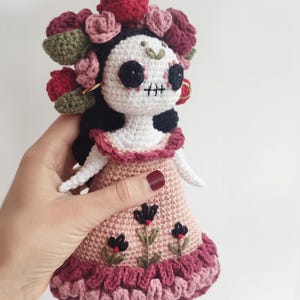 Modèle au crochet pour petite poupée Catrina. Téléchargement instantané du PDF. Joli motif crâne en sucre du jour des morts.
