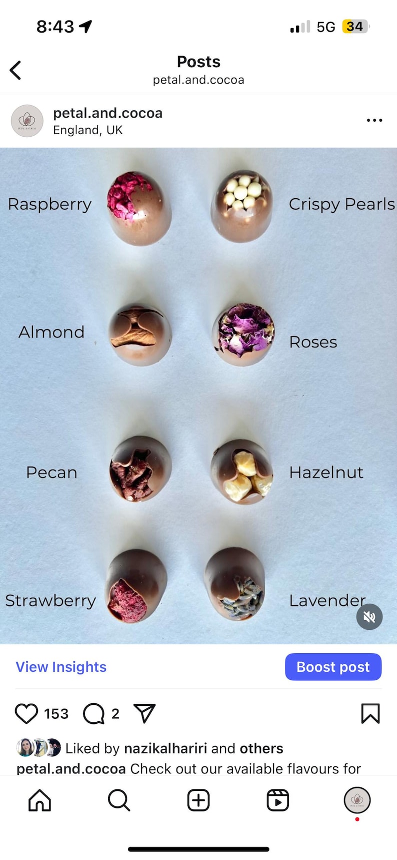 Puede incluir: Surtido de trufas de chocolate con varios ingredientes y rellenos. Sabores incluyen frambuesa, perlas crujientes, almendras, rosas, nueces, avellanas, fresas y lavanda. La imagen es un primer plano de las trufas.