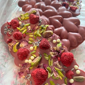 Herzen Schokolade | Rubin Schokoladentafel | Himbeeren, Pistazien & Rose