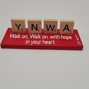 Personalisiertes Schreibtischschild des FC anderswo - Geschenk des Vaters im Scrabble-Stil aus Holz - LFC Handgefertigtes Fußballgeschenk - The Reds Diogo Jota