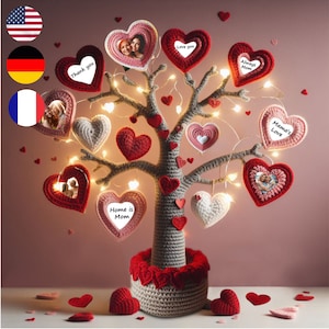 Peut inclure: Un arbre en crochet en forme de cœur avec des lumières et des photos dans les cœurs. L'arbre est dans un pot brun avec des cœurs rouges autour de la base. Les cœurs ont des phrases comme "Home is Mom", "Mama's Love", "Always Mom", "Love you", et "Thank you".