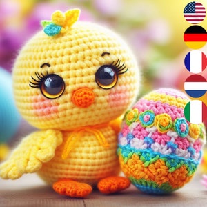 Puede incluir: Un pollito amarillo de crochet sosteniendo un huevo de Pascua de crochet colorido. El pollito tiene grandes ojos negros y un pequeño pico naranja. El huevo está decorado con flores rosas, azules, verdes y amarillas.
