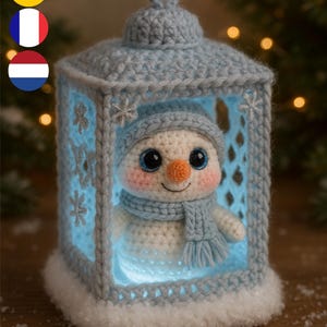 Snowman Lantern Crochet Pattern – Festive Christmas Decoration in English, French, Dutch and German