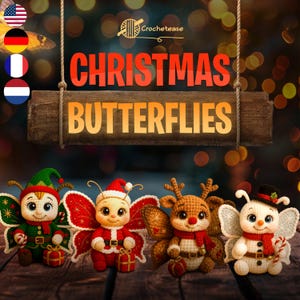 以下が含まれることがあります： 「CHRISTMAS BUTTERFLIES」の文字が入った木製の看板が、4つの編みぐるみの蝶のフィギュアの上に吊り下げられています。 フィギュアはエルフ、サンタ、トナカイ、雪だるまに扮しており、それぞれ小さなプレゼントを持っています。