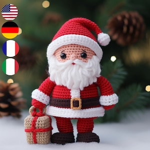 Könnte beinhalten: Eine handgefertigte gehäkelte Weihnachtsmann-Puppe mit rotem Anzug und weißer Bordüre, weißem Bart und roter Mütze. Die Puppe hält eine kleine Geschenkbox, die mit einem roten Band gebunden ist. Der Hintergrund ist verschwommen.