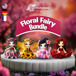 Pode incluir: Um conjunto de quatro bonecas de fada floral de crochê. As fadas estão vestidas com vestidos rosa, amarelo, vermelho e branco com detalhes florais. As bonecas estão em pé em um suporte para bolo branco. O texto "Floral Fairy Bundle" é exibido acima das bonecas.