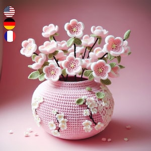 Blossom the Sakura Vase Crochet Pattern – Elegante Amigurumi floreale in inglese, francese e tedesco