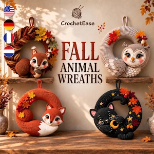 Può includere: Quattro ghirlande all'uncinetto con uno scoiattolo, un gufo, una volpe e un gatto nero, decorate con foglie autunnali, bacche e ghiande. Il testo "CrochetEase" e "FALL ANIMAL WREATHS" è centrato sopra le ghirlande su sfondo chiaro.