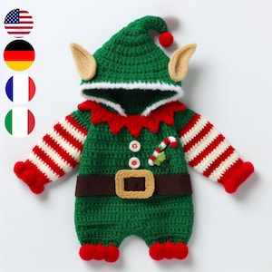 Op de afbeelding: Een groen en rood gehaakt elf-kostuum voor een baby. Het kostuum heeft een punthoed met elfoortjes, een rood-wit gestreept shirt met lange mouwen, een groene jumpsuit, een bruine riem met een gouden gesp en een snoepstok en hulsttak versiering.