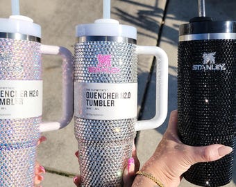 Szklanka Stanley z ozdobnymi zdobieniami – stworzona specjalnie dla Ciebie