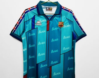 Clásica Camiseta Kappa de visitante del BARCELONA 1995/97, rara, retro e icónica de edición limitada, como la usan muchas leyendas en las competiciones MÁS GRANDES.