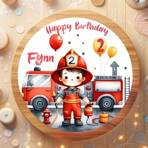 Decorazione per torta di compleanno con pompiere, palloncini e decorazioni in pasta di zucchero.