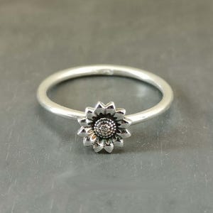 Soon Flower Ring, Sterling Silver Daisy Ring, Minimalist Ring, Stacking Flower Ring, Daisy Flower Ring, Dainty and Delicate, floral ring